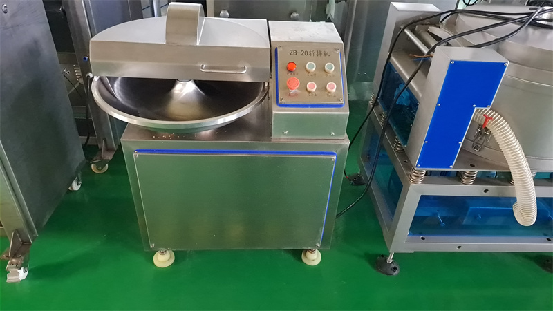 20升的小型斬拌機對肉菜切碎拌餡細膩均勻，深受小作坊喜歡 