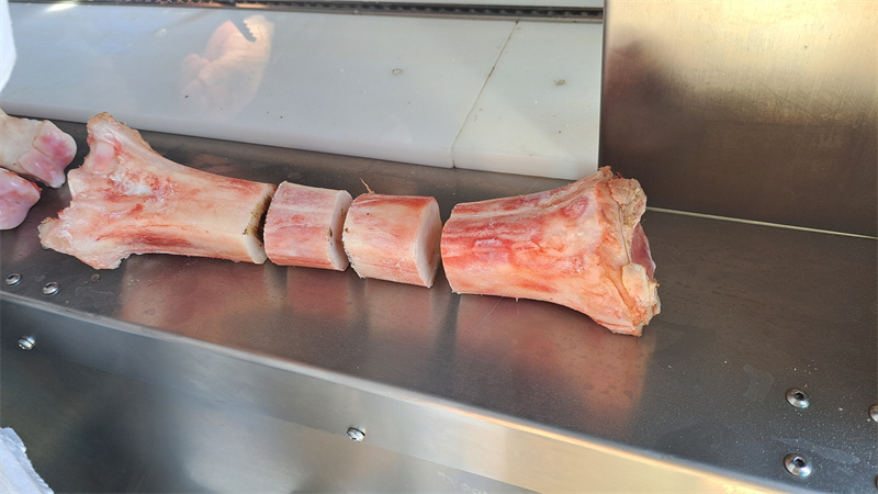 牛棒骨、豬脛骨鋸塊切段，帶骨鮮肉自動進料鋸骨機介紹 